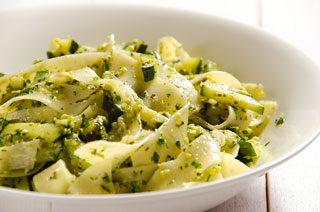 Makaron z cukinią i bazyliowo-pistacjowym pesto