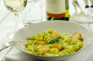 Orechiette ze szparagowym pesto i młodymi ziemniakami