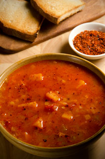 Ostra zupa soczewicowa z dynią i chorizo