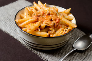 Penne z ostrym sosem pomidorowym i kiełbaskami