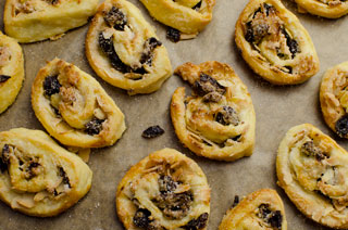 Rugelach z migdałami i żurawinami