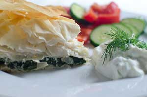 Sakiewka z ciasta phyllo nadziewana szpinakiem i fetą