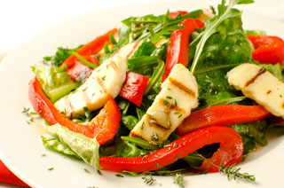 Sałatka z halloumi i grillowaną papryką