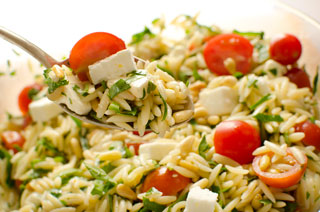 Sałatka z orzo, pomidorkami i fetą