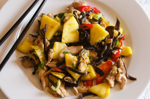 Stir-fry z kurczaka z ananasem i chilli